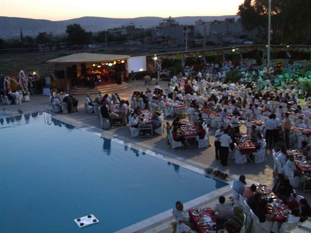 Metropolis Hotel Torbali Exterior photo